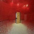Chiharu Shiota è stata invitata dall’EMMA e dalla Saastamoinen Foundation a realizzare un’opera d’arte commissionata per l’autunno del 2021. Shiota creerà l’installazione di grandi dimensioni Tracing Boundaries, che si diffonde nello spazio circostante ed è costituita da un labirinto di filato rosso e vecchie porte di legno. Il lavoro invita lo spettatore a scavare in profondità nella rete di fili mentre viaggia nei propri ricordi e sé. Foto di Sunhi Mang