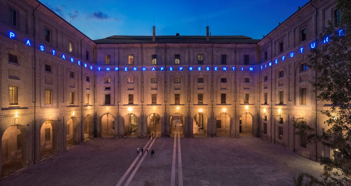 Maurizio Nannucci, TIME, PAST, PRESENT AND FUTURE, 2019, courtesy Caomplesso Monumentale della Pilotta, realizzata grazie al sostegno dell’Italian Council (2018)