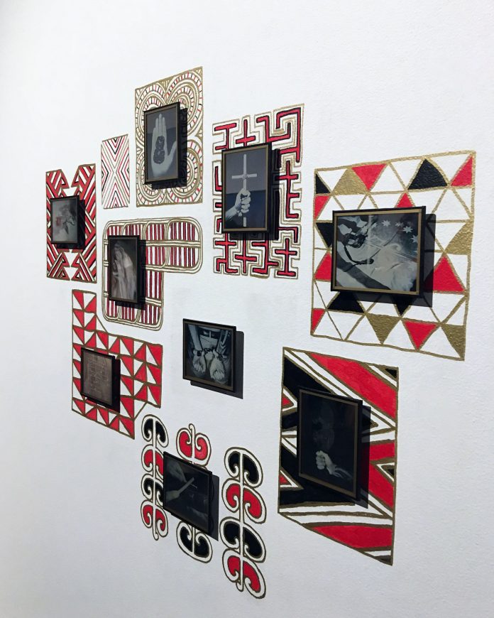 James Tylor, Te Moana Nui, 2017
daguerreotypes, paint, wood, kūmara and glass 100 x 100 cm, courtesy l’artista e PAC