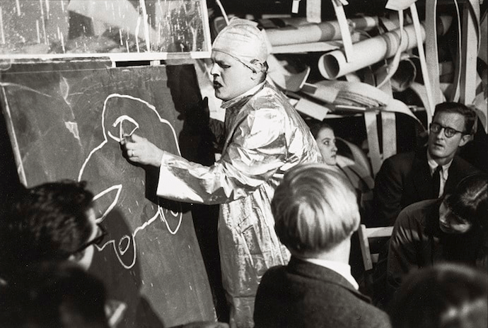 Jim Dine in Car Crash, Reuben Gallery, New York, 1-6 novembre/November 1960. Foto di/Photos by Robert R. McElroy Getty Research Institute, Los Angeles (2014.M.7) © J. Paul Getty Trust