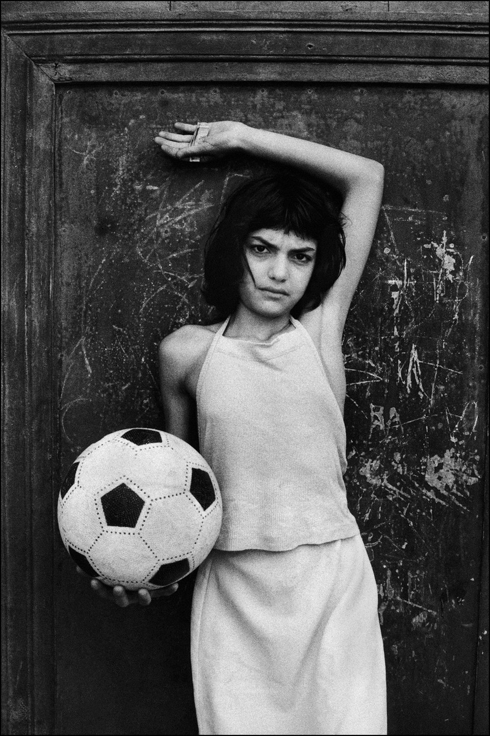 La bambina con il pallone, Quartiere La Cala, 1980, Palermo © Letizia Battaglia