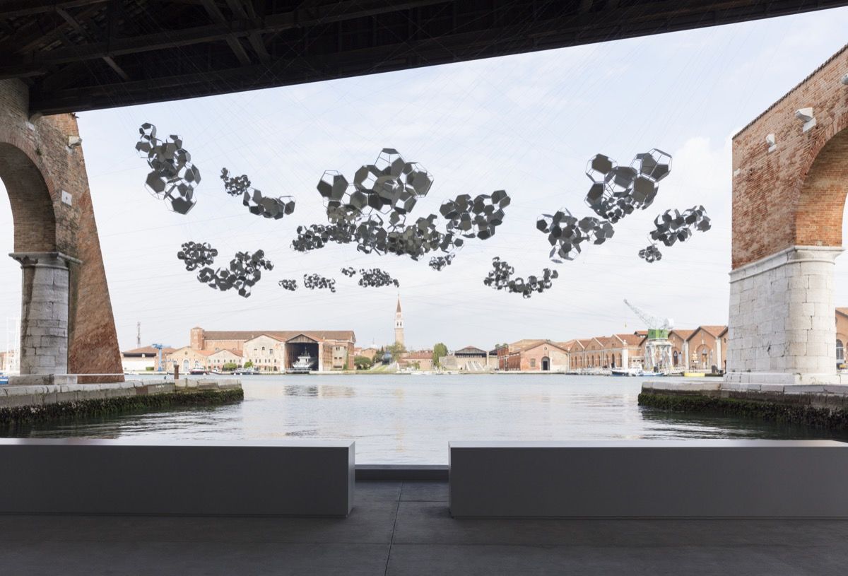 Tomás Saraceno, Aero(s)cene: When breath becomes air, when atmospheres become the movement for a post fossil fuel era against carbon-capitalist clouds, 2019. Photo © Andrea Rossetti. Courtesy of the artist, the Aerocene Foundation, Andersen‘s, Copenhagen, Tanya Bonakdar Gallery, New York/Los Angeles, Pinksummer Contemporary Art, Genoa, and Esther Schipper, Berlin