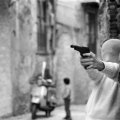 Vicino la Chiesa di Santa Chiara. Il gioco dei killer, 1982, Palermo © Letizia Battaglia