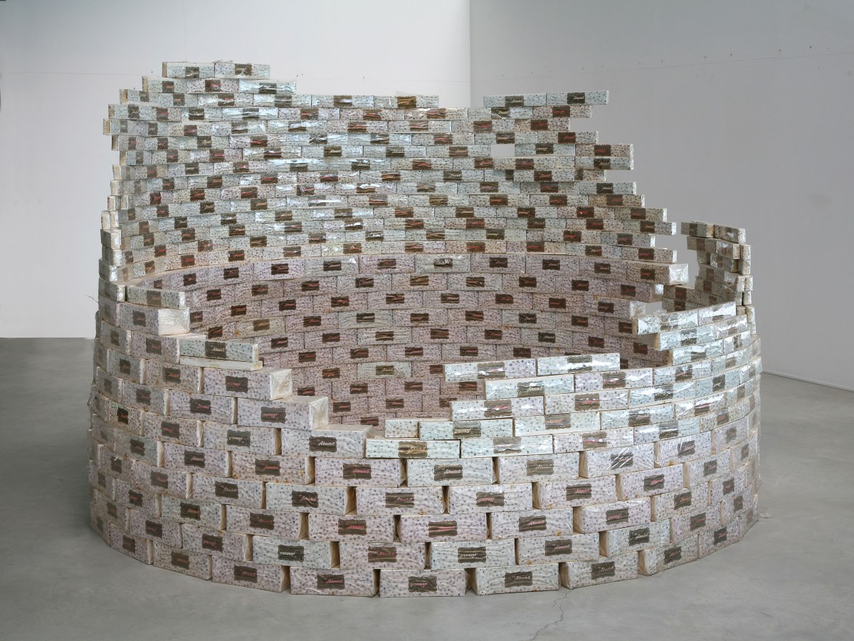 Aldo Mondino, Torre di torrone, 1968, scatole di torrone (legno e carta), 180x260 cm, Collezione La Gaia (Busca)