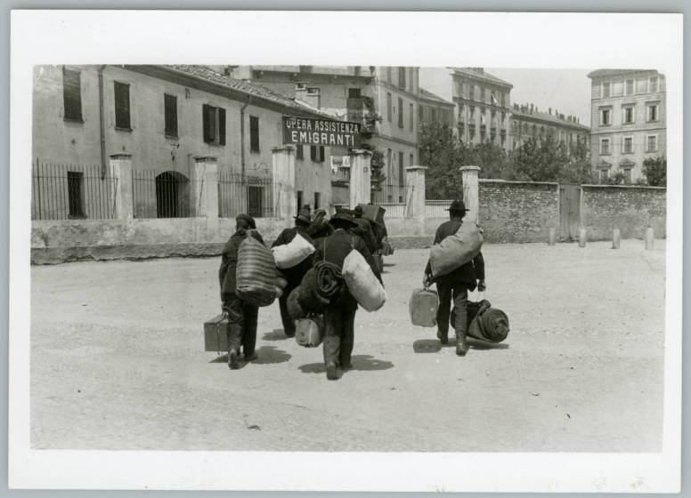 Emigranti verso la Svizzera, 1900, courtesy Touring Club Italiano