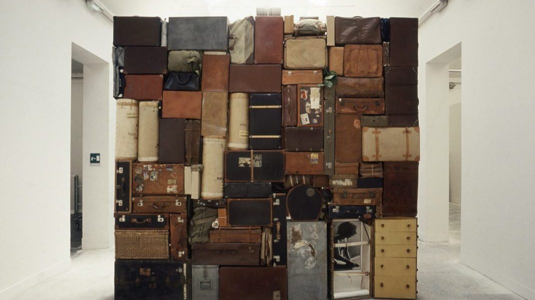 Fabio Mauri, Il Muro Occidentale o del Pianto, 1993, Valigie, borse, casse, involucri in cuoio, tela e legno, cm. 400x400x60, © Opera: Fabio Mauri con citazione di parte di fotografia “Ebrea”, 1971 di Elisabetta Catalano relativa all'opera di Fabio Mauri “Ebrea”, XLV Biennale di Venezia, foto: Graziano Arici, Courtesy the Estate of Fabio Mauri and Hauser & Wirth