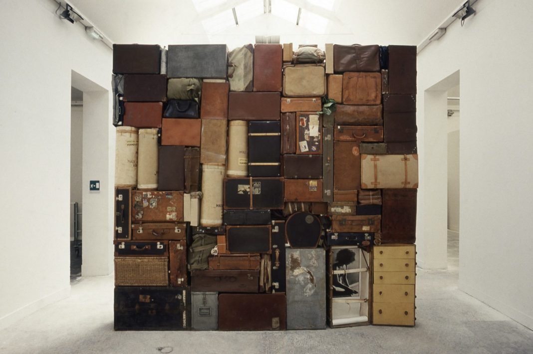 Fabio Mauri, Il Muro Occidentale o del Pianto, 1993, Valigie, borse, casse, involucri in cuoio, tela e legno, cm. 400x400x60, © Opera: Fabio Mauri con citazione di parte di fotografia “Ebrea”, 1971 di Elisabetta Catalano relativa all'opera di Fabio Mauri “Ebrea”, XLV Biennale di Venezia, foto: Graziano Arici, Courtesy the Estate of Fabio Mauri and Hauser & Wirth