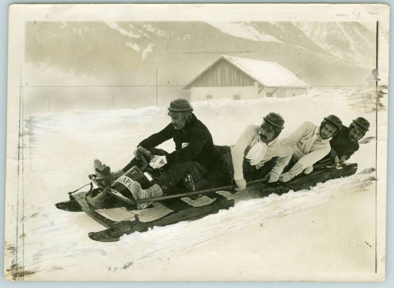 Giochi sulla neve, 1910, courtesy Touring Club Italiano Giochi sulla neve, 1910, courtesy Touring Club Italiano