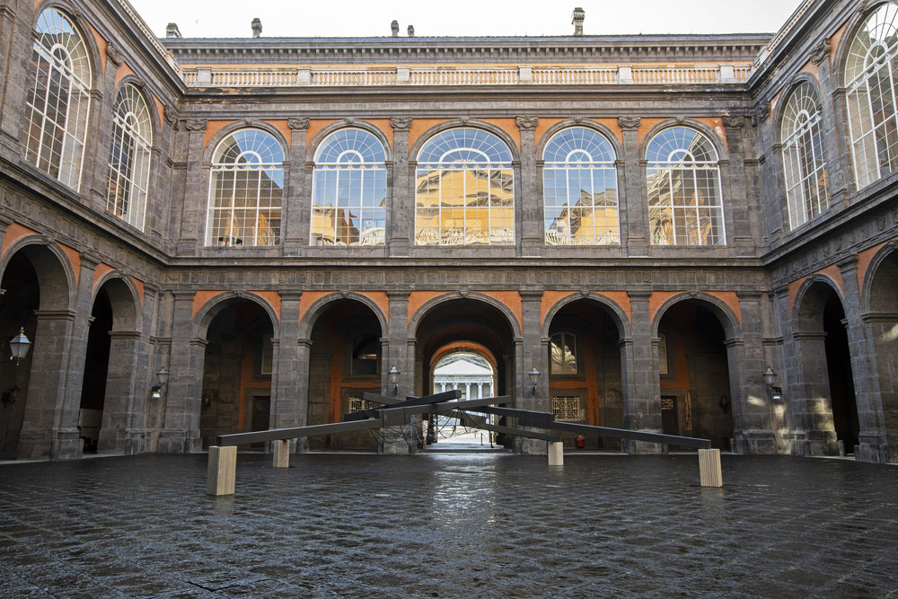 Hidetoshi Nagasawa, Pozzo nel cielo, 1999 – 2014, ferro e marmo, 200x1000x1000 cm, ph Alessandra Cardone e Luciano Basagni © Polo museale della Campania