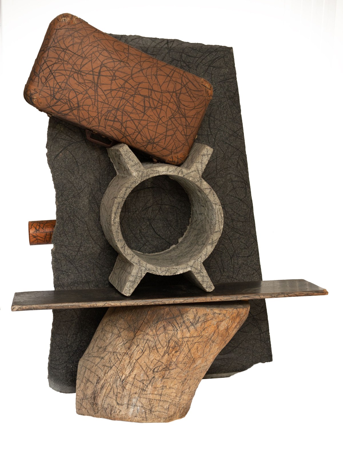 Tony Cragg, Drawn on object going away, 1983, lastra di granito, legno, valigia cartone, tubo plastica, dimensioni variabili, Collezione Emilio e Luisa Marinoni (Lurago Marinone)