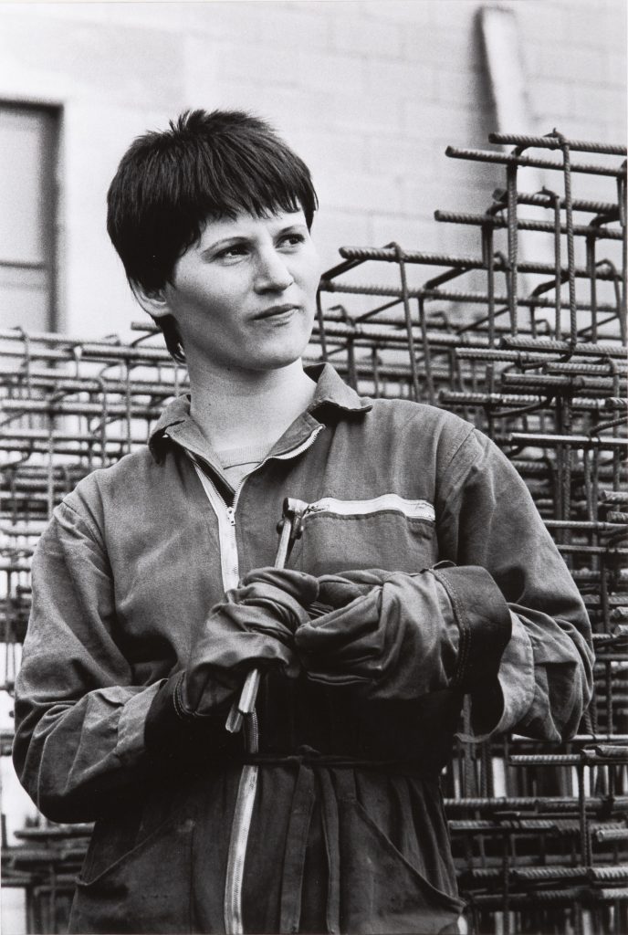 PAOLA AGOSTI. Forlì, 1978 - Giovane operaia ferraiola in cantiere/Young iron worker © Paola Agosti