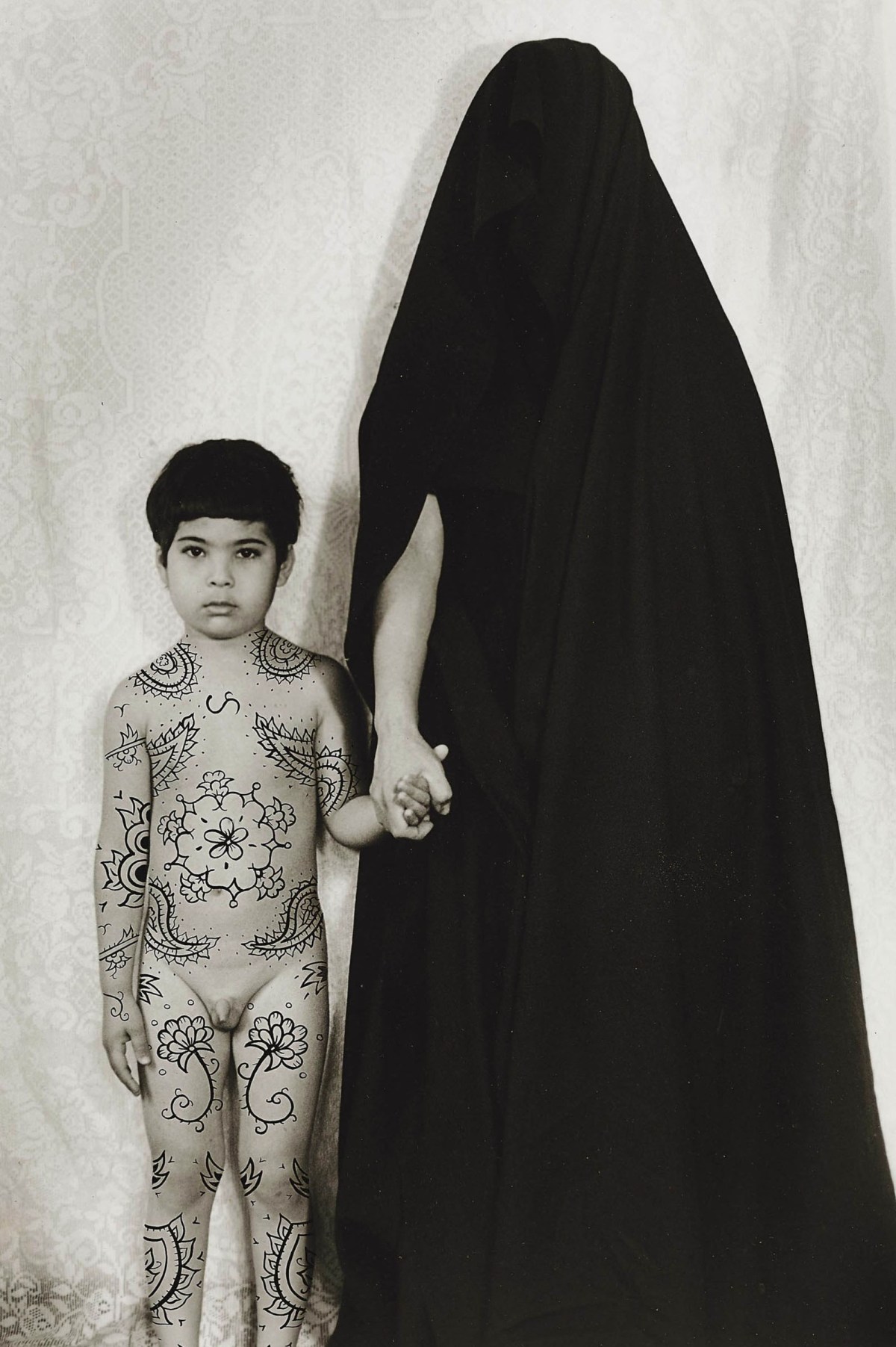 Shirin Neshat, Senza titolo, 1996, gelatin silver print, 149x107 cm, Collezione Pierluigi e Natalina Remotti (Milano/Camogli)
