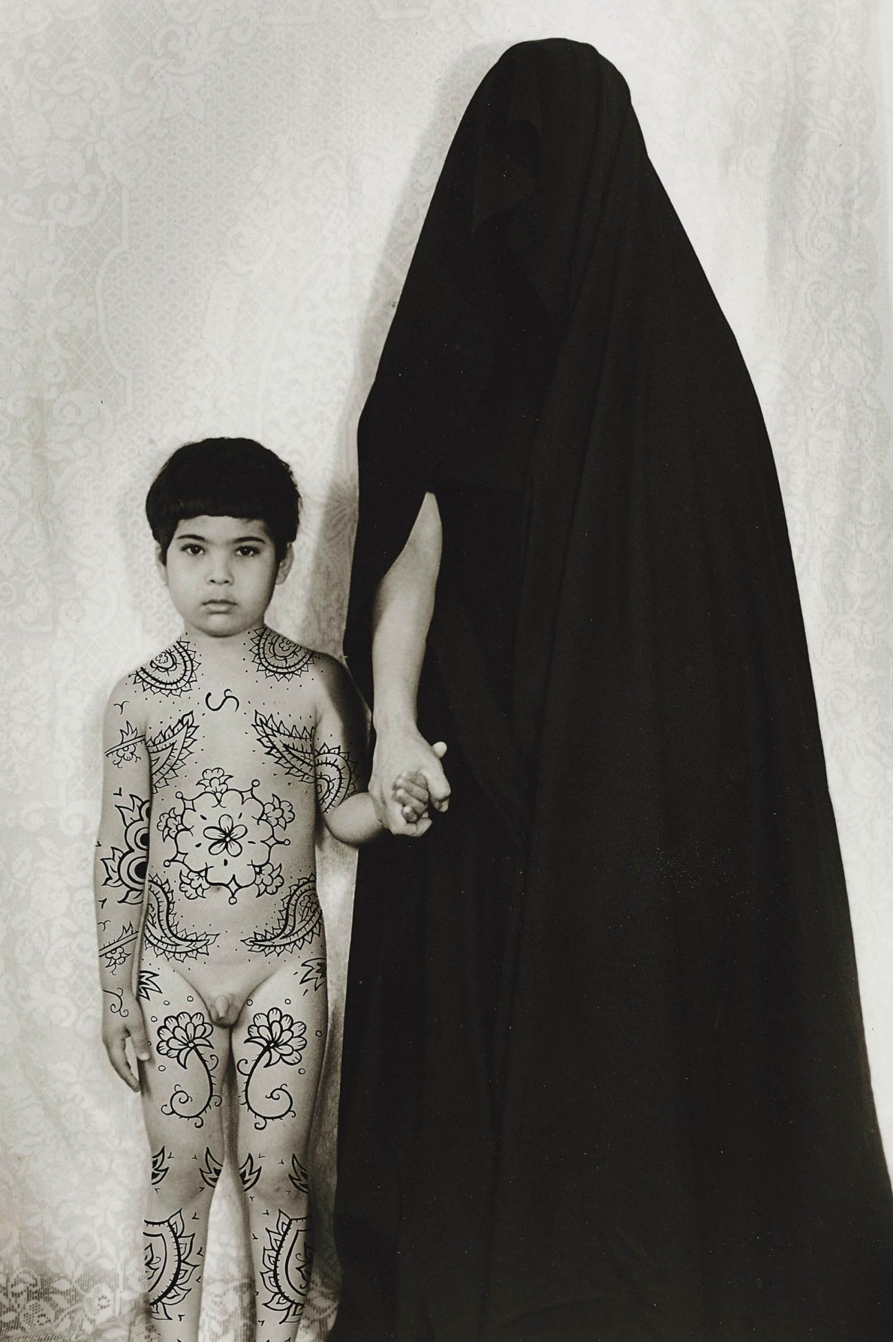 Shirin Neshat, Senza titolo, 1996, gelatin silver print, 149x107 cm, Collezione Pierluigi e Natalina Remotti (Milano/Camogli)