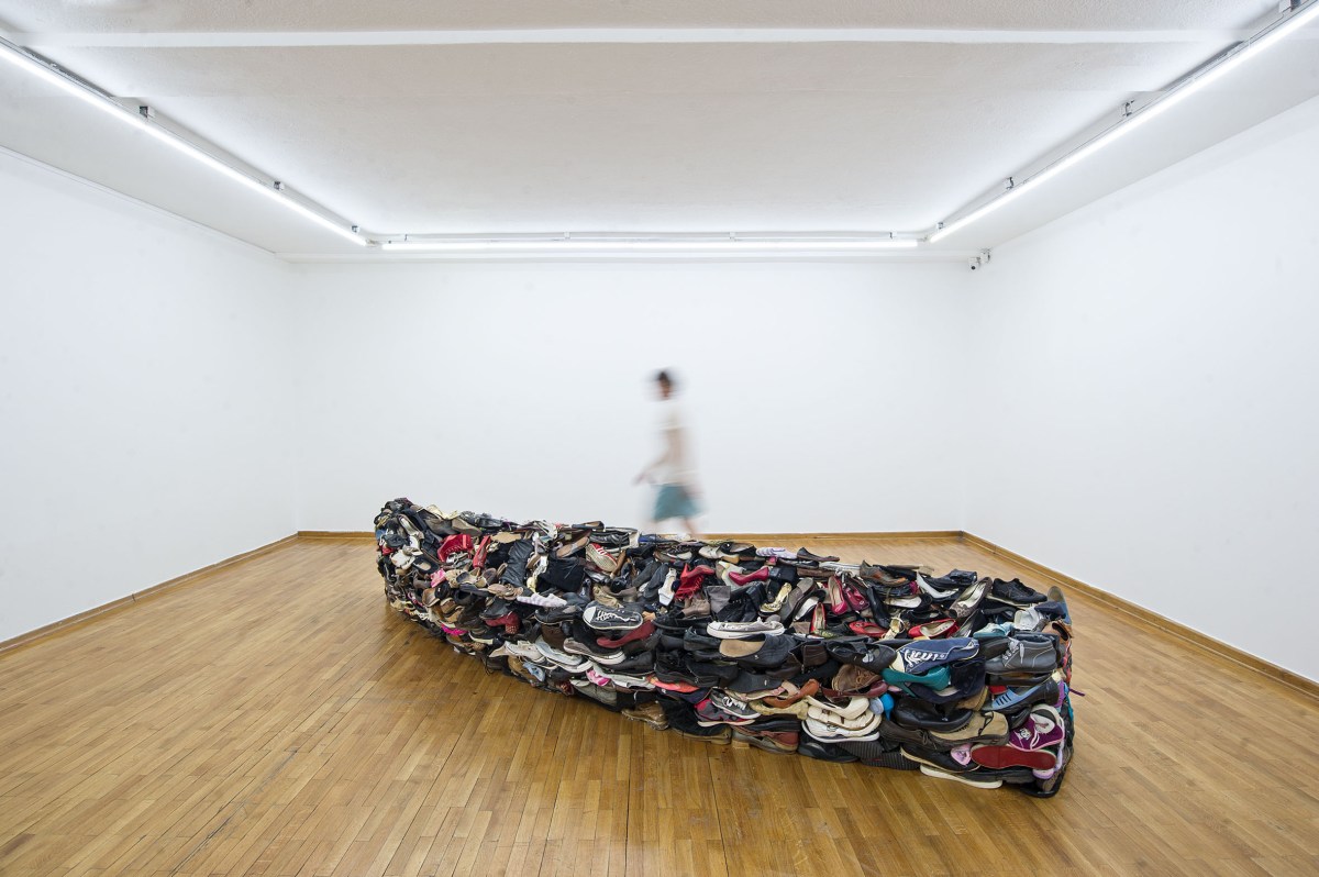 Sislej Xhafa, Barka, 2011, scarpe, Collezione Nomas Foundation (Roma)