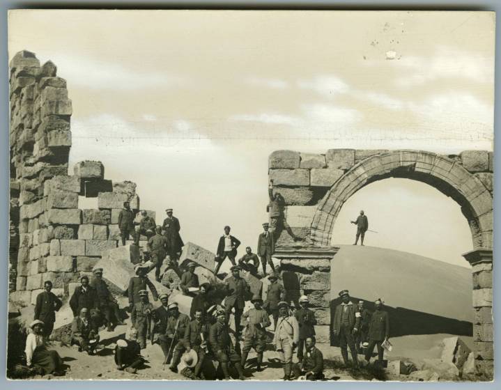 Soci Touring a Leptis Magna, 1914, courtesy Touring Club Italiano