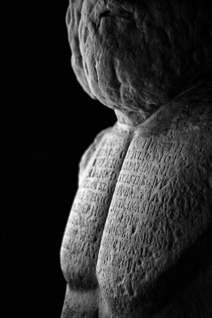 Stefano Cigada, Museo Archeologico Regionale Paolo Orsi, Siracusa 1.9.2019; 11.37 480×330 mm stampa fine art su carta d’archivio ©Stefano Cigada