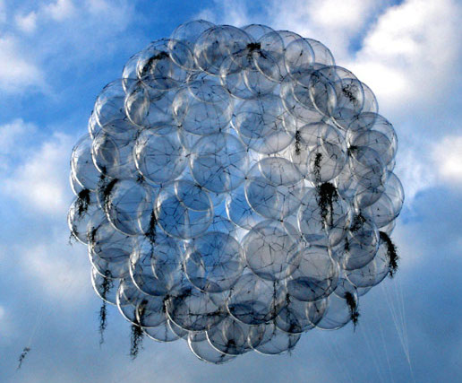 Tomás Saraceno, Se 60 Flying Garden, 2006, 60 palloncini in pvc, elastici, pianta di tillandsia, elio, dimensioni variabili, Collezione Agiverona, courtesy l'artista e Agiverona