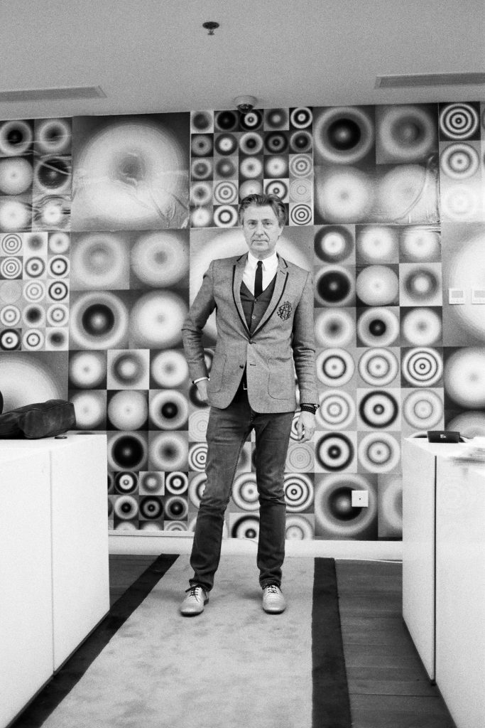 WALEAD BESHTY. Kunsthalle Director (Direttore di spazio espositivo), Beijing, China, April 27, 2011 2011 courtesy of the artist and Regen Projects, Los Angeles © Walead Beshty