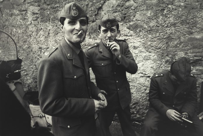 Bruno Barbey, Roma, 1963. Soldati in licenza. 1963 © Bruno Barbey/Magnum Photos/contrasto