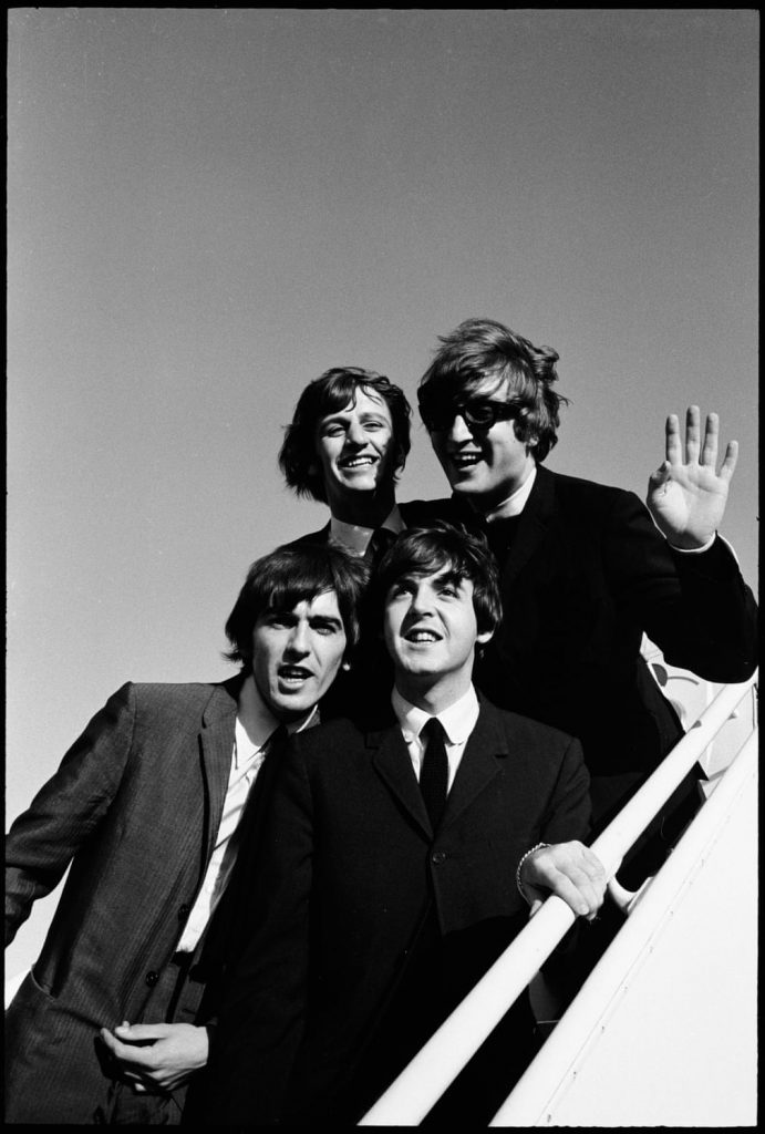 I Beatles arrivano all’aeroporto di Los Angeles nel loro secondo tour negli Stati Uniti, 1965 Fotografia: The Life Picture Collection / Getty Images
