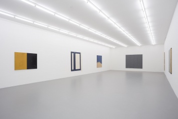 Installation view: Qualcos'altro, Gió Marconi, 2020