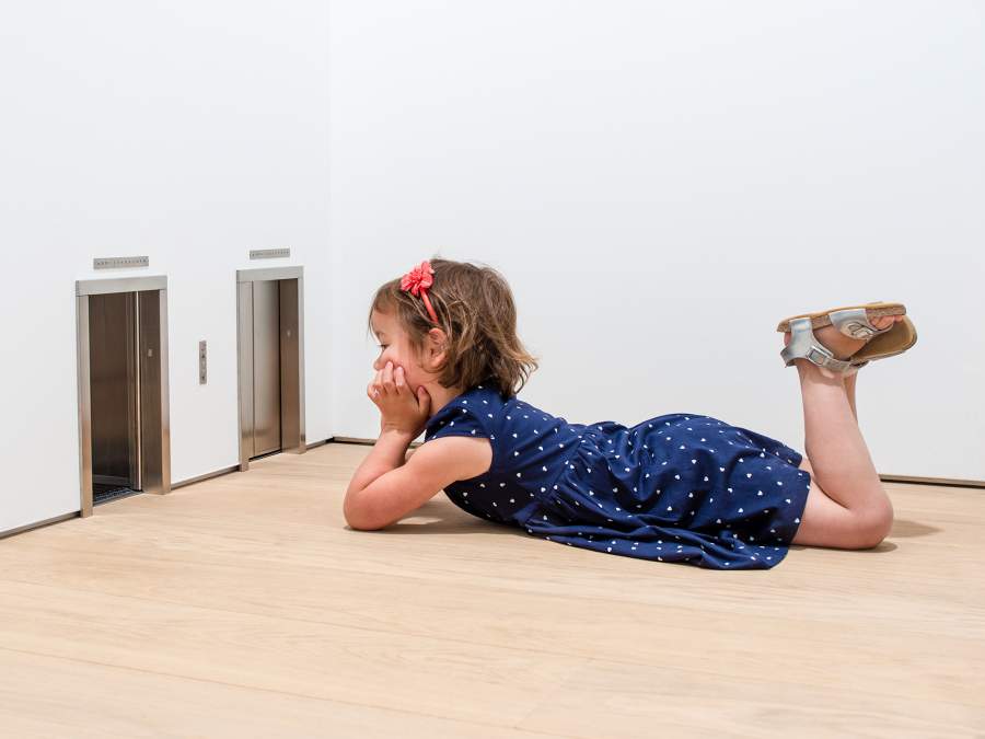 Maurizio Cattelan, «Untitled», 2001. Installation view al Museum Voorlinde. © Courtesy Maurizio Cattelan's Archive. Foto- Antoine van Kaam