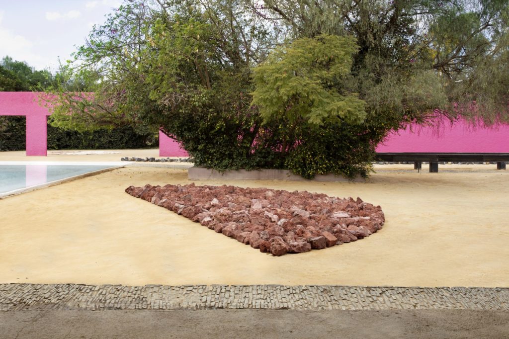 Richard Long, “Orizaba to Urique River Deep Mountain High,” Cuadra San Cristóbal, Designed by Luis Barragán, Mexico City. Copyright Richard Long; Courtesy Lisson Gallery. Photo by Sebastiano Pellion Di Persano