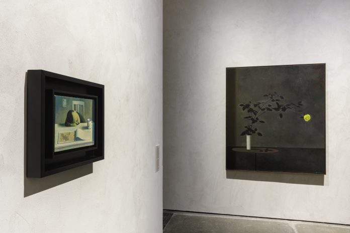 “Storytelling”,  Liu Ye , 30.1 – 28.9.2020, Fondazione Prada, Milano, Foto: Roberto Marossi, courtesy Fondazione Prada: Da sinistra a destra, Liu Ye,  Daydream, 1997,  Acrilico su tela, 30 x 40 cm , Collezione privata, Hong Kong e Liu Ye,  Flower no. 1, 2011-12, Acrilico su tela,  140 x 120 cm,  Collezione Wang Bing, Pechino