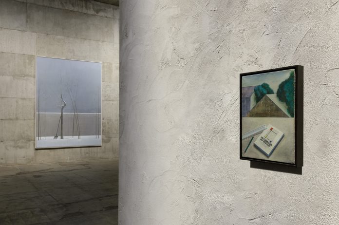 “Storytelling”,
Liu Ye
, 30.1 – 28.9.2020, Fondazione Prada, Milano, Foto: Roberto Marossi, courtesy Fondazione Prada: Da sinistra a destra,
Liu Ye
, Composition with bamboo and tree, 2007, Acrilico su tela, 300 x 220 cm, Cloud Art, Nanjing e Liu Ye,
Scale, 1995,
Acrilico e olio su tela,
35 x 25 cm,
Collezione Privata, Pechino