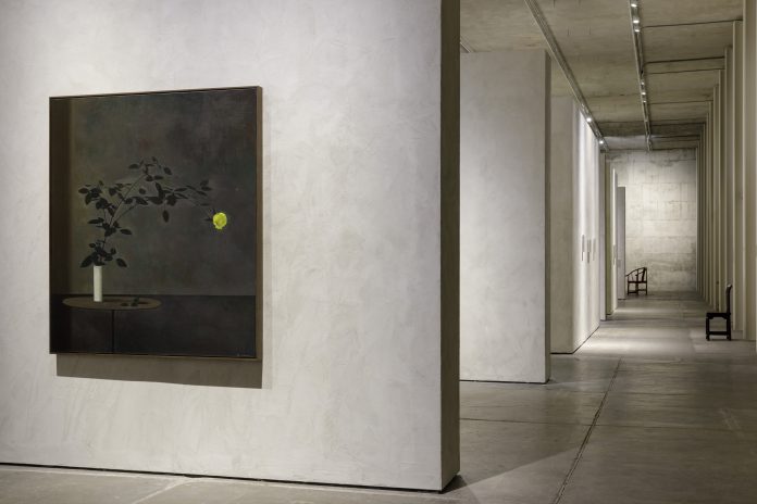 “Storytelling”,  Liu Ye , 30.1 – 28.9.2020, Fondazione Prada, Milano, Foto: Roberto Marossi, courtesy Fondazione Prada: Liu Ye, Flower no. 1, 2011-12,  Acrilico su tela,  140 x 120 cm,  Collezione Wang Bing, Pechino