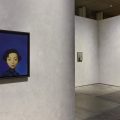 “Storytelling”,  Liu Ye , 30.1 – 28.9.2020, Fondazione Prada, Milano, Foto: Roberto Marossi, courtesy Fondazione Prada: Da sinistra a destra, Liu Ye , Eileen Chang, 2004 , Acrilico e olio su tela, 60 x 45 cm,  Yao Chien, Taipei e Liu Ye , Miffy Getting Married, 2014 , Acrilico su tela,  40 x 30 cm , Collezione privata, Berlino e Liu Ye, Bird on Bird, 2011,  Acrilico su tela, 22 x 28 cm , Collezione Wang Bing, Pechino