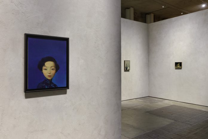 “Storytelling”,  Liu Ye , 30.1 – 28.9.2020, Fondazione Prada, Milano, Foto: Roberto Marossi, courtesy Fondazione Prada: Da sinistra a destra, Liu Ye , Eileen Chang, 2004 , Acrilico e olio su tela, 60 x 45 cm,  Yao Chien, Taipei e Liu Ye , Miffy Getting Married, 2014 , Acrilico su tela,  40 x 30 cm , Collezione privata, Berlino e Liu Ye, Bird on Bird, 2011,  Acrilico su tela, 22 x 28 cm , Collezione Wang Bing, Pechino