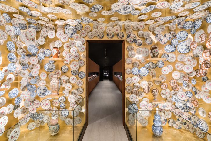 “The Porcelain Room – Chinese Export Porcelain”, a cura di Jorge Welsh e Luísa Vinhais , Fondazione Prada, Milano 30.1 – 28.9.2020,  Foto: Delfino Sisto Legnani , Courtesy Fondazione Prada