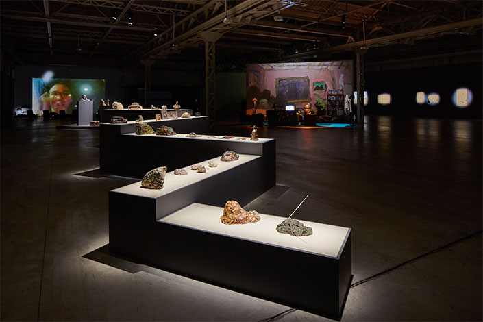 Trisha Baga, installation view, courtesy l'artista e Pirelli Hangar Bicocca