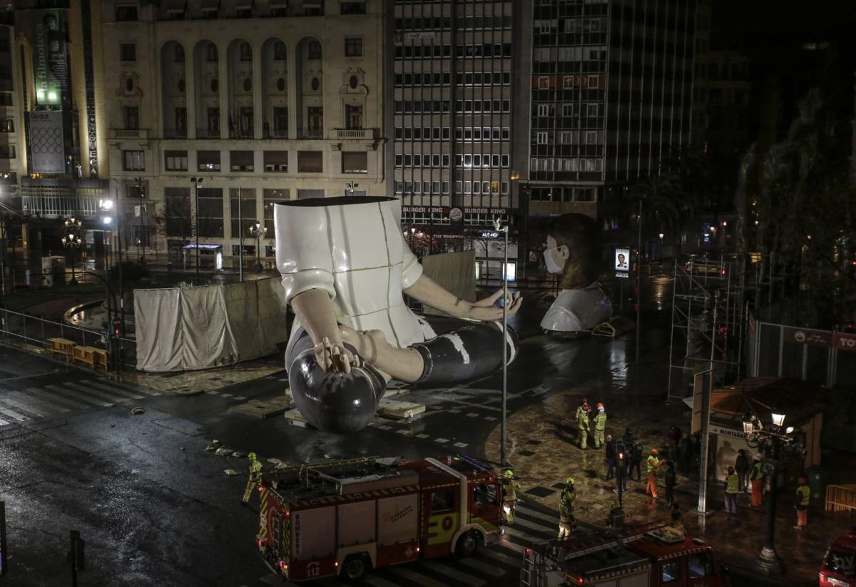 "Esto tambien pasará" by Escif @ Las Fallas Festival, Valencia