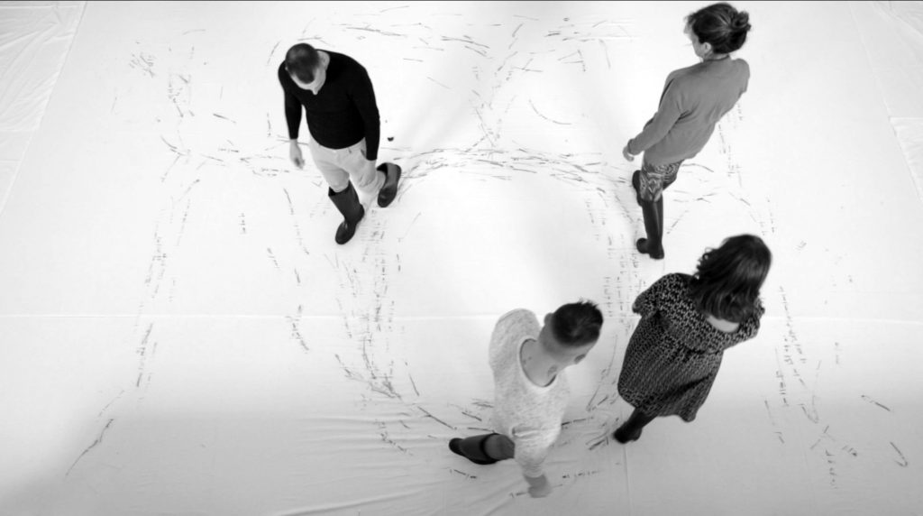 Performance "Mappa dell'abitudine" per “Quello che rimane”, courtesy L'Arte della Libertà