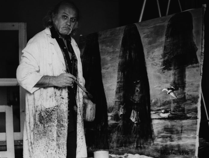 Sergio Vacchi mentre dipinge, anni '70, courtesy Fondazione Sergio Vacchi