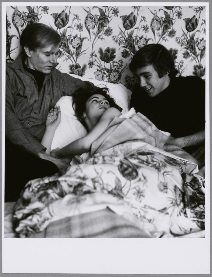 Shunk-Kender, Andy Warhol, Edie Sedgwick e Chuck Wein, Hôtel Royale Bison, Parigi, maggio 1965, Donazione della Roy Lichtenstein Foundation in memoria di Harry Shunk e Janos Kender, Foto: Shunk-Kender © J. Paul Getty Trust. Tutti i diritti riservati