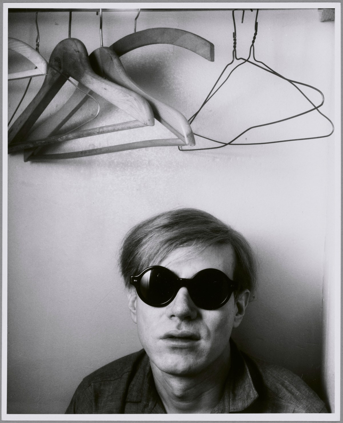 Shunk-Kender, Andy Warhol, Hôtel Royale Bison, Parigi, maggio 1965, Donazione della Roy Lichtenstein Foundation in memoria di Harry Shunk e Janos Kender, Foto: Shunk-Kender © J. Paul Getty Trust. Tutti i diritti riservati