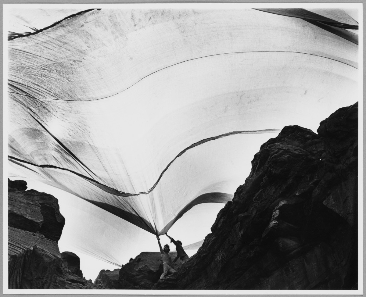 Shunk-Kender, Christo e Jeanne-Claude, Costa impacchettata, Little Bay, Sydney, 1968-1969 circa, Donazione della Roy Lichtenstein Foundation in memoria di Harry Shunk e Janos Kender, Foto: Shunk-Kender © J. Paul Getty Trust. Tutti i diritti riservati