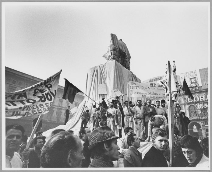 Shunk-Kender, Christo et Jeanne-Claude, Monument emballé, dimostrazione contro l’imballaggio della statua di Vittorio Emanuele II durante il festival per celebrare il 10° anniversario del Nouveau Réalisme, Milano, 1970, Donazione della Roy Lichtenstein Foundation in memoria di Harry Shunk e Janos Kender, Foto: Shunk-Kender © J. Paul Getty Trust. Tutti i diritti riservati Shunk-Kender