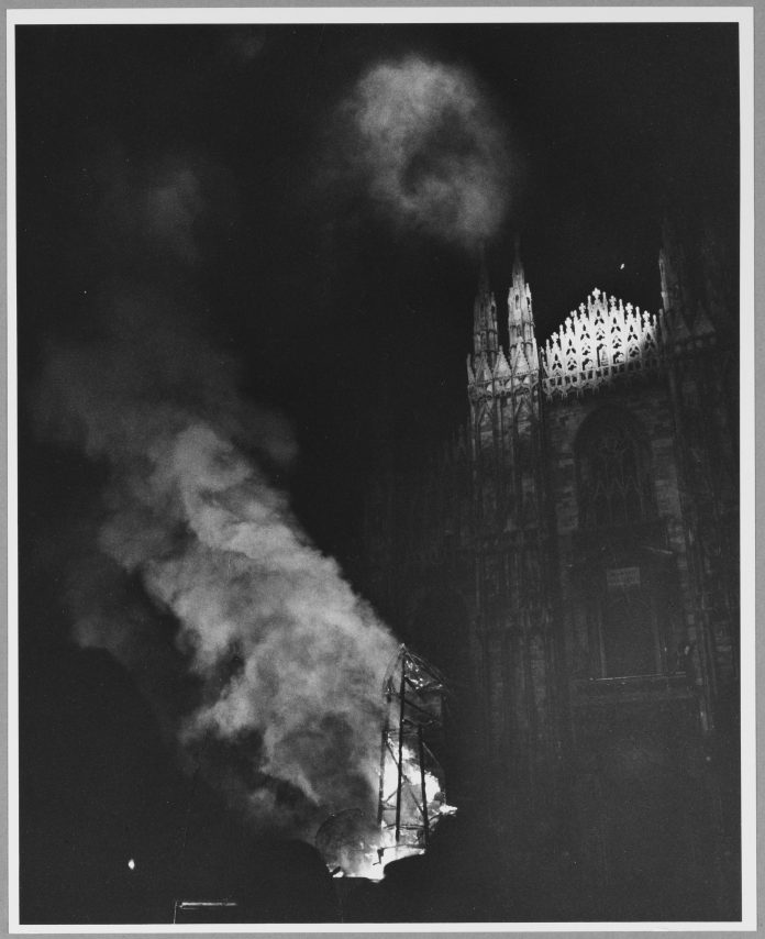 Shunk-Kender, Jean Tinguely, Monument à la fertilité devant le Duomo, 10° anniversario del Nouveau Réalisme, Milano, 1970, Donazione della Roy Lichtenstein Foundation in memoria di Harry Shunk e Janos Kender, Foto: Shunk-Kender © J. Paul Getty Trust. Tutti i diritti riservati