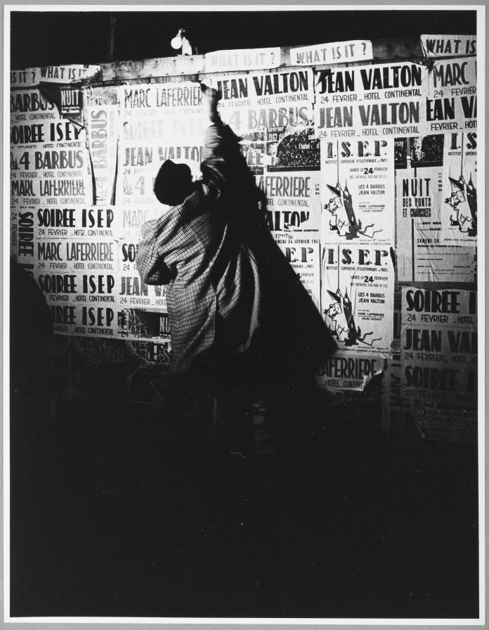 Shunk-Kender, Mimmo Rotella, Parigi, 1962, Donazione della Roy Lichtenstein Foundation in memoria di Harry Shunk e Janos Kender, Foto: Shunk-Kender © J. Paul Getty Trust. Tutti i diritti riservati