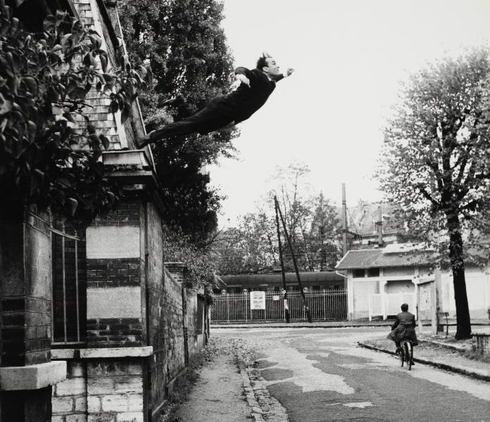 Shunk-Kender, Yves Klein, Salto nel vuoto, 19 ottobre 1960, (fotomontaggio), Donazione della Roy Lichtenstein Foundation in memoria di Harry Shunk e Janos Kender, Foto: Shunk-Kender © J. Paul Getty Trust. Tutti i diritti riservati