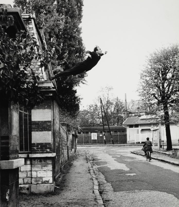 Shunk-Kender, Yves Klein, Salto nel vuoto, 19 ottobre 1960, (fotomontaggio), Donazione della Roy Lichtenstein Foundation in memoria di Harry Shunk e Janos Kender, Foto: Shunk-Kender © J. Paul Getty Trust. Tutti i diritti riservati