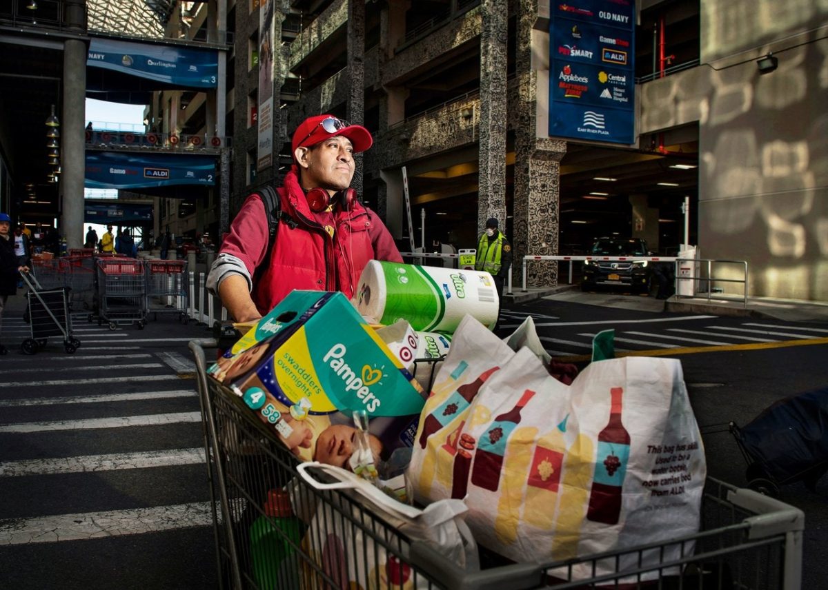 Dani Daniel, quarantacinque anni, cucina. Costco, East Harlem. Fotografia di Dina Litovsky
