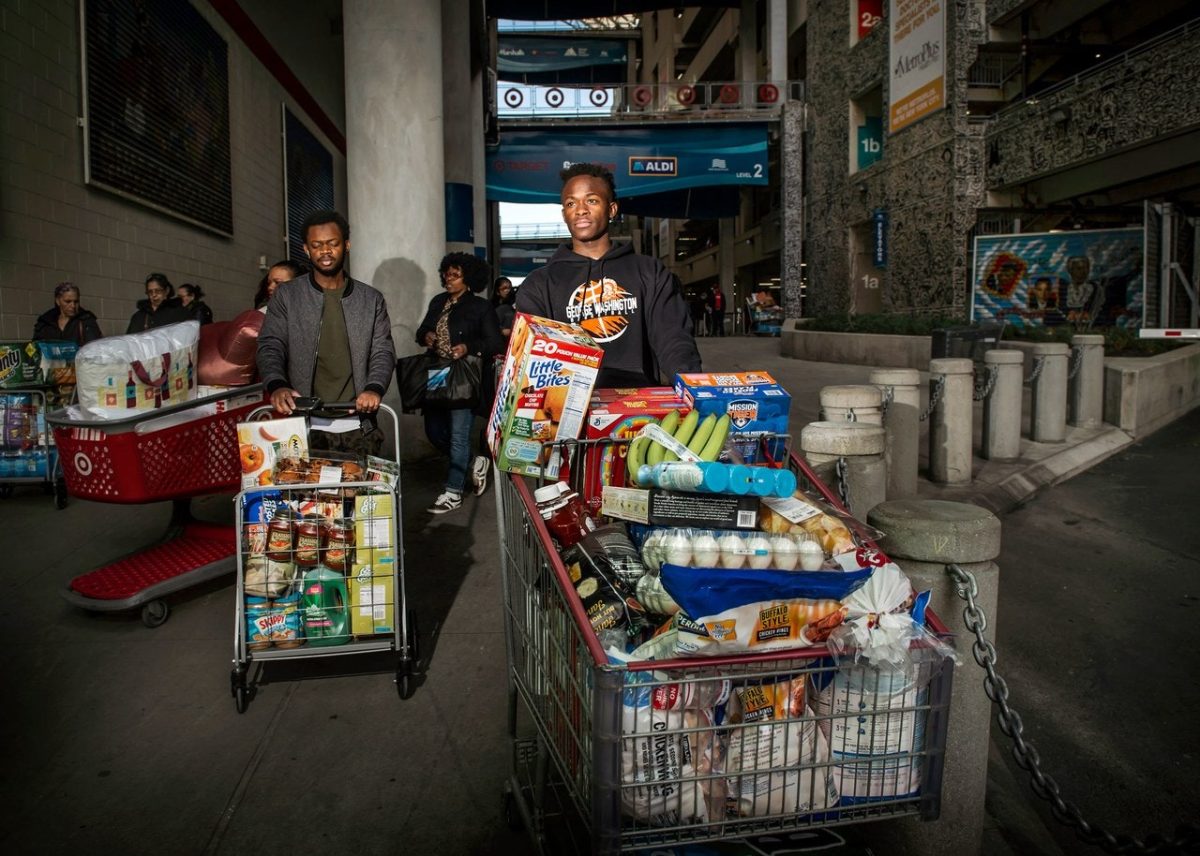 Lassina Camara, venticinque anni, studentessa al City College, e Aly Camara, diciassette anni, liceale. Costco, East Harlem. Fotografia di Dina Litovsky