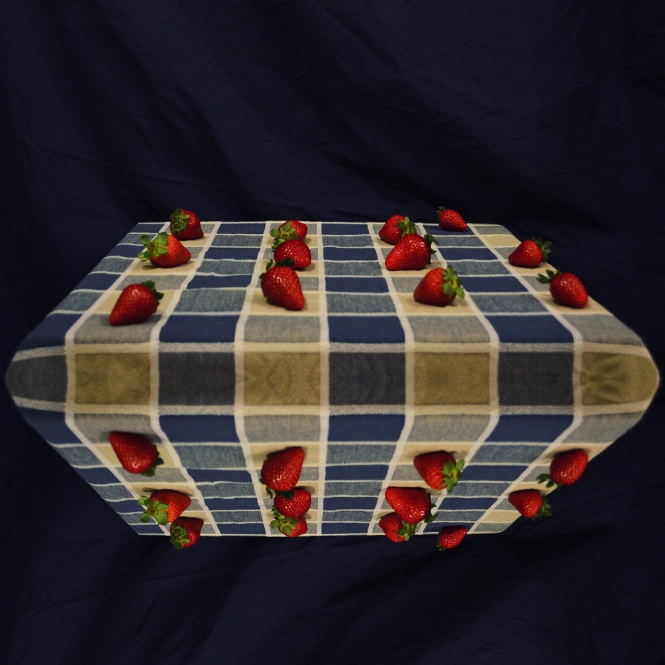 (Photocollage) Natura sola - Il distanziamento sociale delle fragole. Fotografia e manipolazione digitale di Barbara Picci (Photocollage) Natura sola - Il distanziamento sociale delle fragole. Fotografia e manipolazione digitale di Barbara Picci