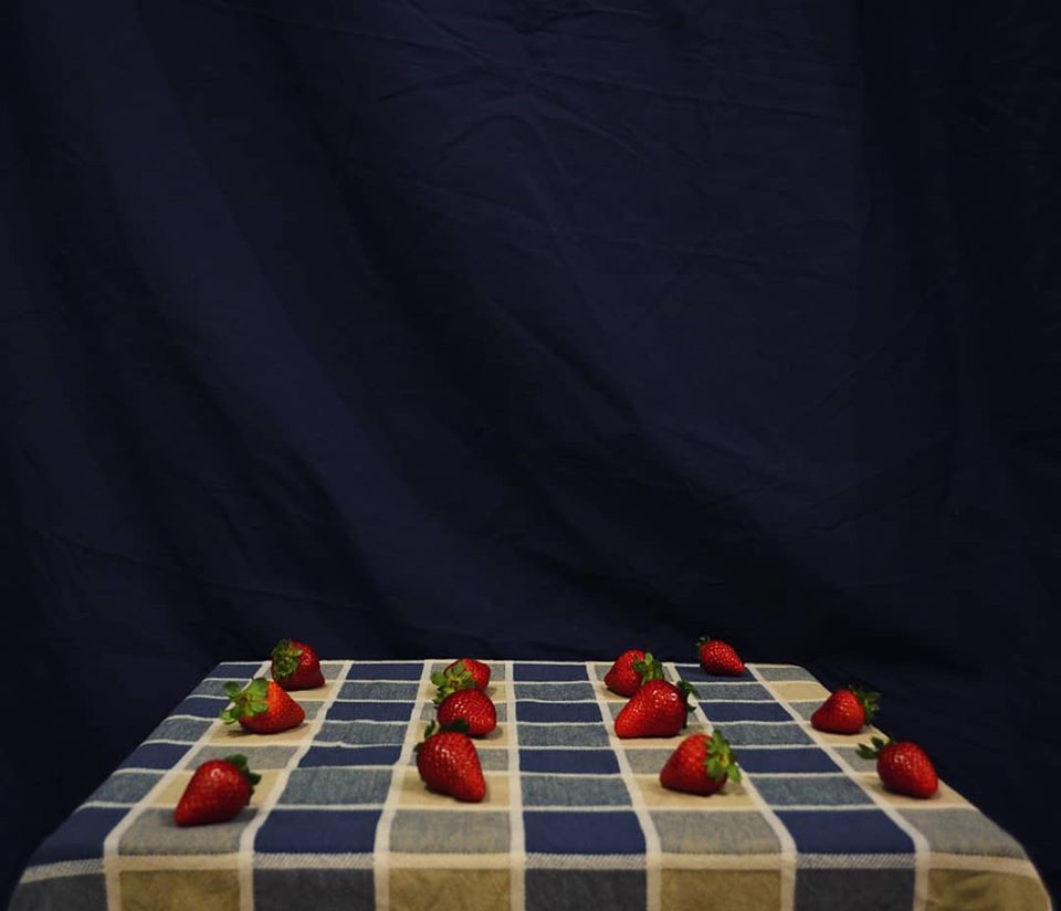 Natura sola - Il distanziamento sociale delle fragole. Fotografia di Barbara Picci