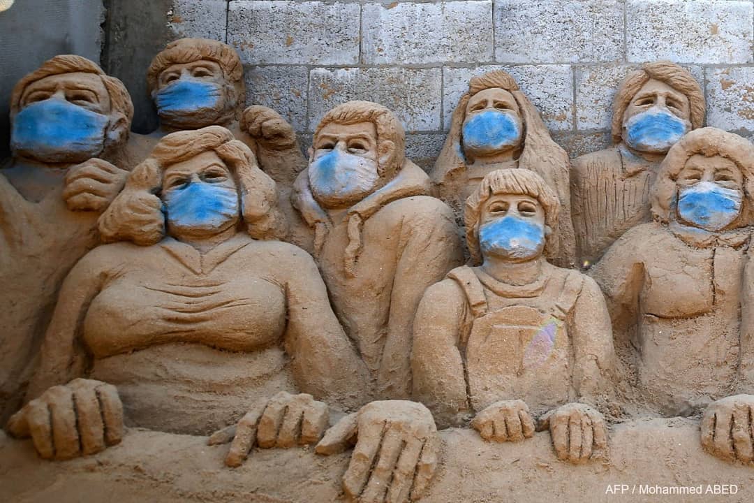 Una scultura di sabbia dell'artista palestinese Rana al-Ramlawi è raffigurata nel suo cortile di Gaza City, durante la pandemia di coronavirus, il 3 aprile 2020